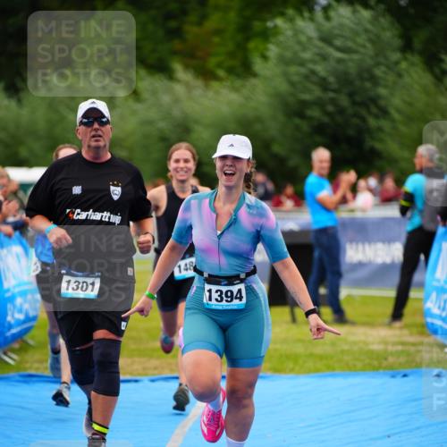 30.08.2026 - Elbe Triathlon Hamburg LAZAROV Photography http://msf.ph/oto/10064052 30.08.2026 12:01:45 Ziel 1301, 1394, 1479, 1480 meine-sportfotos.de