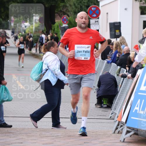 30.08.2026 - Blankeneser Heldenlauf Lena Gebhardt http://msf.ph/oto/10064092 30.08.2026 12:42:32 Ziel 4060, 4074, 4190 meine-sportfotos.de