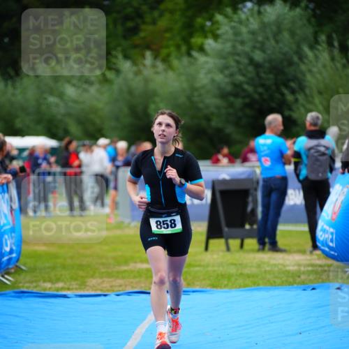 30.08.2026 - Elbe Triathlon Hamburg LAZAROV Photography http://msf.ph/oto/10064117 30.08.2026 12:02:22 Ziel 858 meine-sportfotos.de