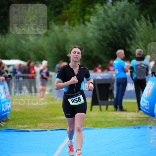 30.08.2026 - Elbe Triathlon Hamburg LAZAROV Photography http://msf.ph/oto/10064118 30.08.2026 12:02:22 Ziel 858 meine-sportfotos.de