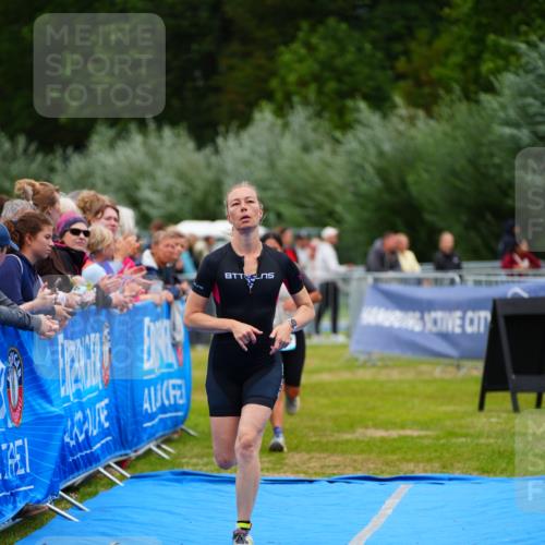 30.08.2026 - Elbe Triathlon Hamburg LAZAROV Photography http://msf.ph/oto/10064153 30.08.2026 12:02:35 Ziel 1467, 1645, 1708 meine-sportfotos.de