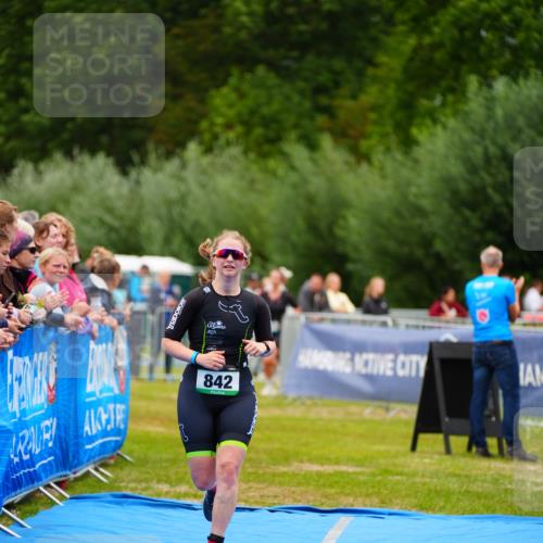 30.08.2026 - Elbe Triathlon Hamburg LAZAROV Photography http://msf.ph/oto/10064181 30.08.2026 12:02:46 Ziel 842 meine-sportfotos.de