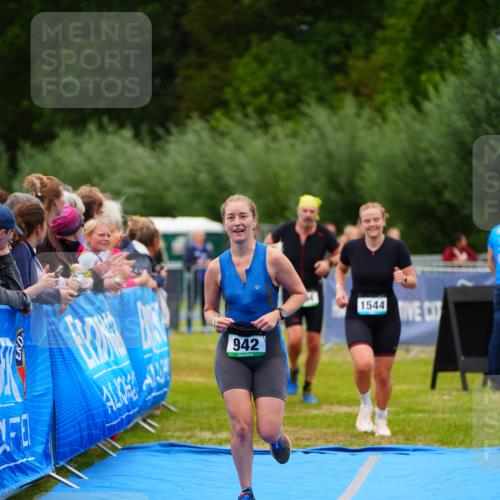 30.08.2026 - Elbe Triathlon Hamburg LAZAROV Photography http://msf.ph/oto/10064216 30.08.2026 12:03:01 Ziel 764, 942, 1544 meine-sportfotos.de