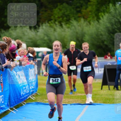 30.08.2026 - Elbe Triathlon Hamburg LAZAROV Photography http://msf.ph/oto/10064219 30.08.2026 12:03:01 Ziel 764, 942, 1544 meine-sportfotos.de