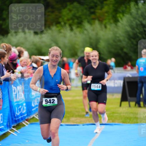 30.08.2026 - Elbe Triathlon Hamburg LAZAROV Photography http://msf.ph/oto/10064223 30.08.2026 12:03:02 Ziel 764, 942, 1544 meine-sportfotos.de