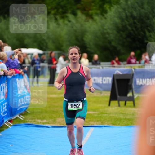 30.08.2026 - Elbe Triathlon Hamburg LAZAROV Photography http://msf.ph/oto/10064292 30.08.2026 12:03:26 Ziel 952 meine-sportfotos.de
