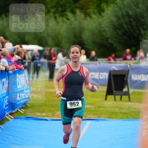 30.08.2026 - Elbe Triathlon Hamburg LAZAROV Photography http://msf.ph/oto/10064293 30.08.2026 12:03:26 Ziel 952 meine-sportfotos.de