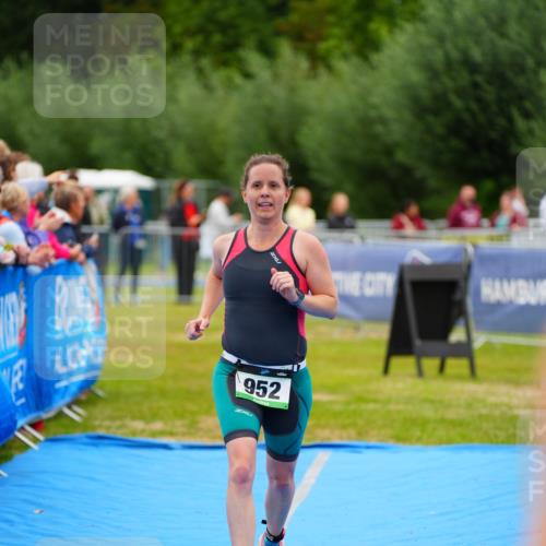 30.08.2026 - Elbe Triathlon Hamburg LAZAROV Photography http://msf.ph/oto/10064295 30.08.2026 12:03:26 Ziel 952 meine-sportfotos.de