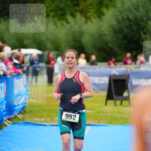 30.08.2026 - Elbe Triathlon Hamburg LAZAROV Photography http://msf.ph/oto/10064296 30.08.2026 12:03:26 Ziel 952 meine-sportfotos.de
