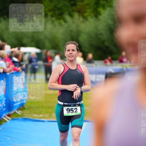 30.08.2026 - Elbe Triathlon Hamburg LAZAROV Photography http://msf.ph/oto/10064297 30.08.2026 12:03:27 Ziel 952 meine-sportfotos.de