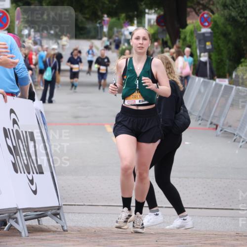 30.08.2026 - Blankeneser Heldenlauf Lena Gebhardt http://msf.ph/oto/10064360 30.08.2026 12:44:39 Ziel 2011, 4172 meine-sportfotos.de