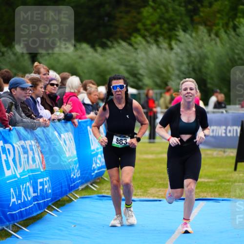 30.08.2026 - Elbe Triathlon Hamburg LAZAROV Photography http://msf.ph/oto/10064415 30.08.2026 12:04:47 Ziel 921, 983, 1127 meine-sportfotos.de
