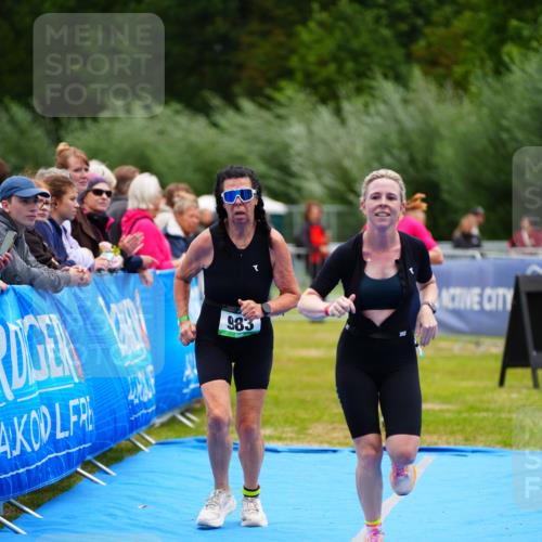 30.08.2026 - Elbe Triathlon Hamburg LAZAROV Photography http://msf.ph/oto/10064418 30.08.2026 12:04:47 Ziel 921, 983, 1127 meine-sportfotos.de