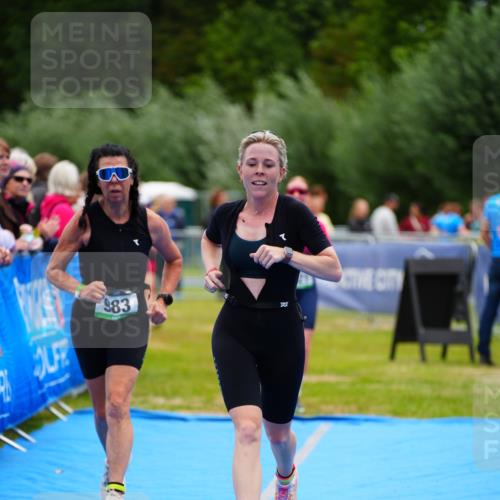 30.08.2026 - Elbe Triathlon Hamburg LAZAROV Photography http://msf.ph/oto/10064419 30.08.2026 12:04:48 Ziel 921, 983, 1127 meine-sportfotos.de