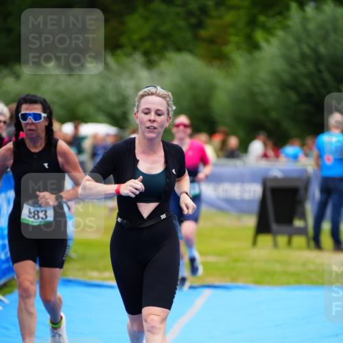 30.08.2026 - Elbe Triathlon Hamburg LAZAROV Photography http://msf.ph/oto/10064422 30.08.2026 12:04:48 Ziel 921, 983, 1127 meine-sportfotos.de