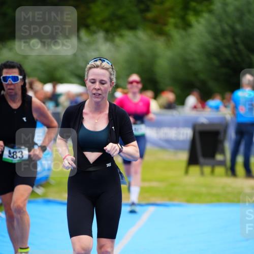 30.08.2026 - Elbe Triathlon Hamburg LAZAROV Photography http://msf.ph/oto/10064423 30.08.2026 12:04:49 Ziel 921, 983, 1127 meine-sportfotos.de