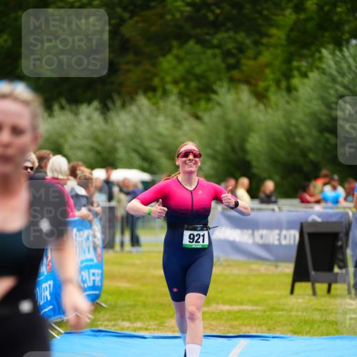 30.08.2026 - Elbe Triathlon Hamburg LAZAROV Photography http://msf.ph/oto/10064426 30.08.2026 12:04:50 Ziel 921, 983, 1127 meine-sportfotos.de