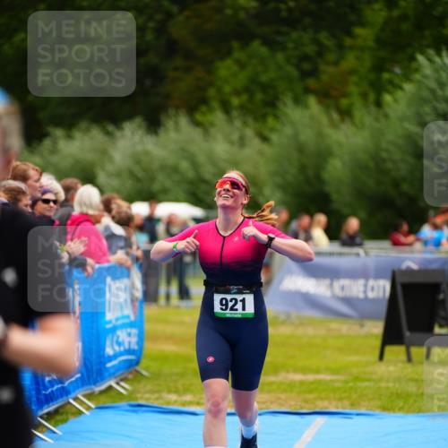 30.08.2026 - Elbe Triathlon Hamburg LAZAROV Photography http://msf.ph/oto/10064429 30.08.2026 12:04:50 Ziel 921, 983, 1127 meine-sportfotos.de