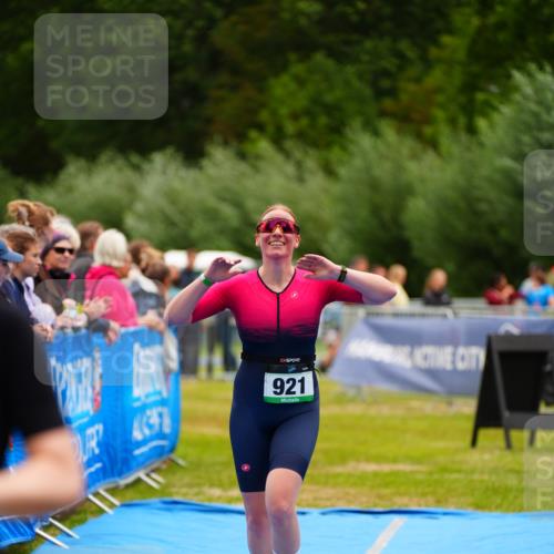 30.08.2026 - Elbe Triathlon Hamburg LAZAROV Photography http://msf.ph/oto/10064430 30.08.2026 12:04:51 Ziel 921, 983, 1127 meine-sportfotos.de