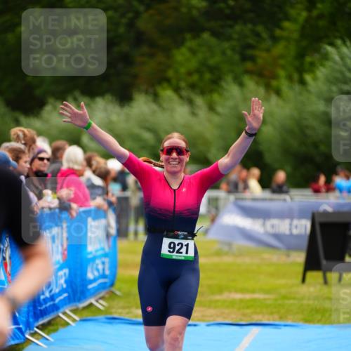 30.08.2026 - Elbe Triathlon Hamburg LAZAROV Photography http://msf.ph/oto/10064431 30.08.2026 12:04:51 Ziel 921, 983, 1127 meine-sportfotos.de