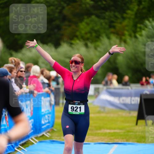 30.08.2026 - Elbe Triathlon Hamburg LAZAROV Photography http://msf.ph/oto/10064433 30.08.2026 12:04:51 Ziel 921, 983, 1127 meine-sportfotos.de