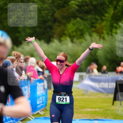 30.08.2026 - Elbe Triathlon Hamburg LAZAROV Photography http://msf.ph/oto/10064434 30.08.2026 12:04:51 Ziel 921, 983, 1127 meine-sportfotos.de