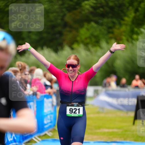 30.08.2026 - Elbe Triathlon Hamburg LAZAROV Photography http://msf.ph/oto/10064435 30.08.2026 12:04:51 Ziel 921, 983, 1127 meine-sportfotos.de