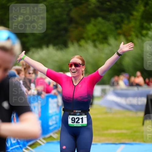 30.08.2026 - Elbe Triathlon Hamburg LAZAROV Photography http://msf.ph/oto/10064437 30.08.2026 12:04:52 Ziel 921, 983, 1127 meine-sportfotos.de