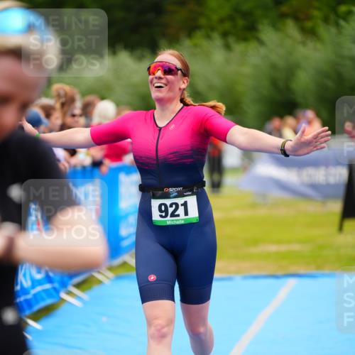 30.08.2026 - Elbe Triathlon Hamburg LAZAROV Photography http://msf.ph/oto/10064438 30.08.2026 12:04:52 Ziel 921, 983, 1127 meine-sportfotos.de
