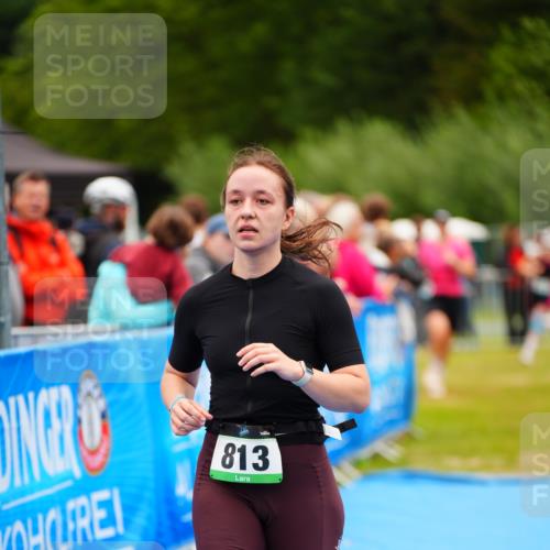 30.08.2026 - Elbe Triathlon Hamburg LAZAROV Photography http://msf.ph/oto/10064460 30.08.2026 12:05:08 Ziel 813, 1459, 1488 meine-sportfotos.de
