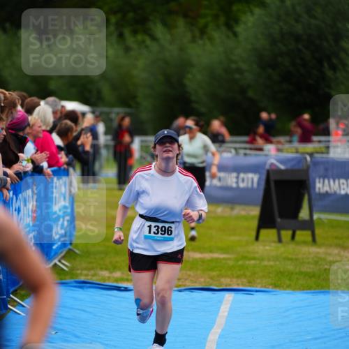 30.08.2026 - Elbe Triathlon Hamburg LAZAROV Photography http://msf.ph/oto/10064582 30.08.2026 12:05:54 Ziel 1396, 1398 meine-sportfotos.de