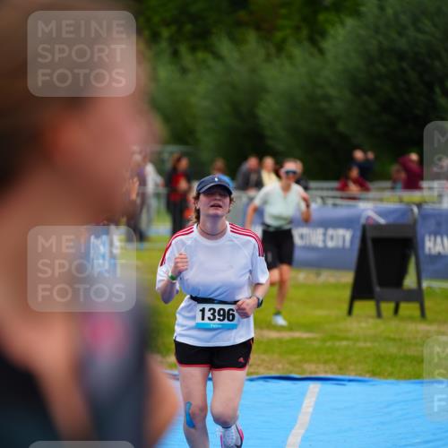 30.08.2026 - Elbe Triathlon Hamburg LAZAROV Photography http://msf.ph/oto/10064585 30.08.2026 12:05:54 Ziel 1396, 1398 meine-sportfotos.de