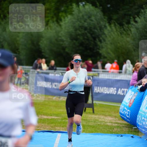 30.08.2026 - Elbe Triathlon Hamburg LAZAROV Photography http://msf.ph/oto/10064591 30.08.2026 12:05:56 Ziel 1396, 1398 meine-sportfotos.de