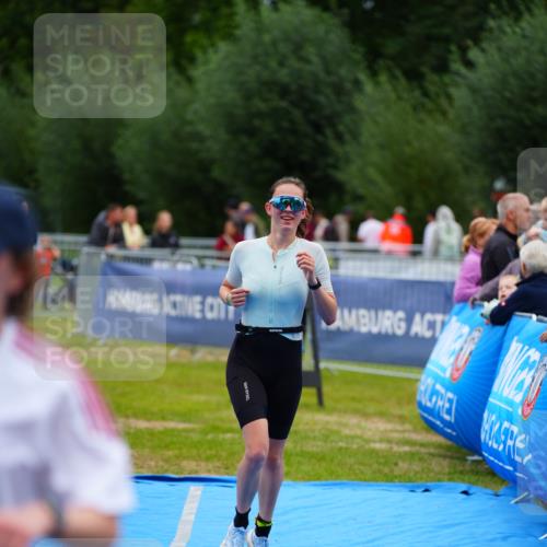 30.08.2026 - Elbe Triathlon Hamburg LAZAROV Photography http://msf.ph/oto/10064594 30.08.2026 12:05:57 Ziel 1396, 1398 meine-sportfotos.de