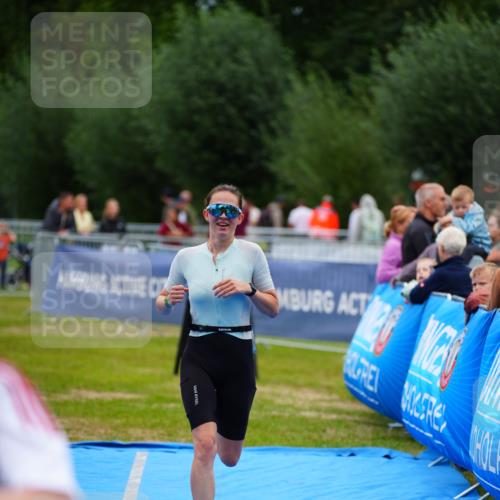30.08.2026 - Elbe Triathlon Hamburg LAZAROV Photography http://msf.ph/oto/10064595 30.08.2026 12:05:57 Ziel 1396, 1398 meine-sportfotos.de