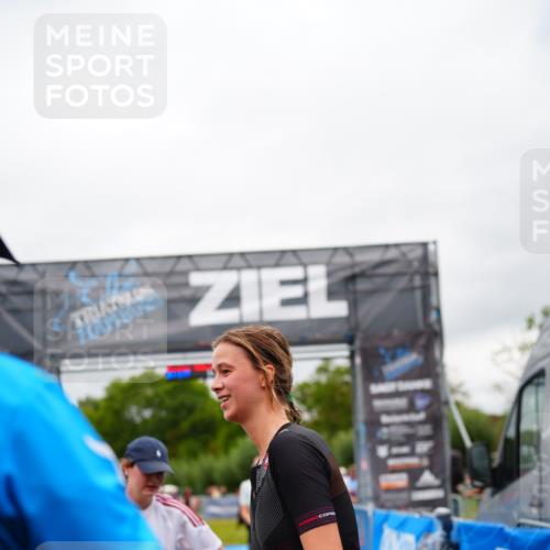 30.08.2026 - Elbe Triathlon Hamburg LAZAROV Photography http://msf.ph/oto/10064600 30.08.2026 12:05:59 Ziel 1396, 1398 meine-sportfotos.de