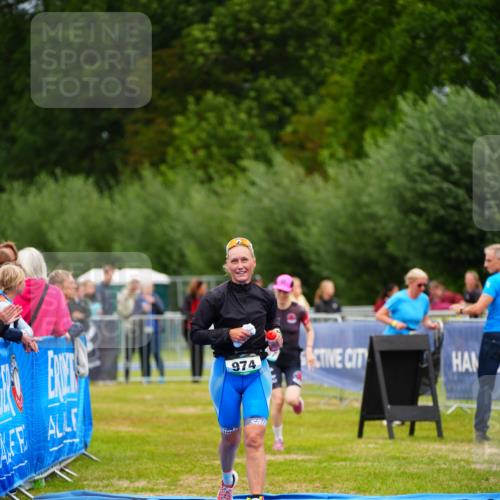 30.08.2026 - Elbe Triathlon Hamburg LAZAROV Photography http://msf.ph/oto/10064610 30.08.2026 12:06:16 Ziel 974, 1487 meine-sportfotos.de