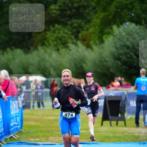 30.08.2026 - Elbe Triathlon Hamburg LAZAROV Photography http://msf.ph/oto/10064613 30.08.2026 12:06:18 Ziel 974, 1402, 1487 meine-sportfotos.de