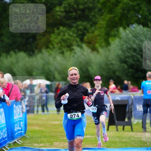 30.08.2026 - Elbe Triathlon Hamburg LAZAROV Photography http://msf.ph/oto/10064614 30.08.2026 12:06:18 Ziel 974, 1402, 1487 meine-sportfotos.de