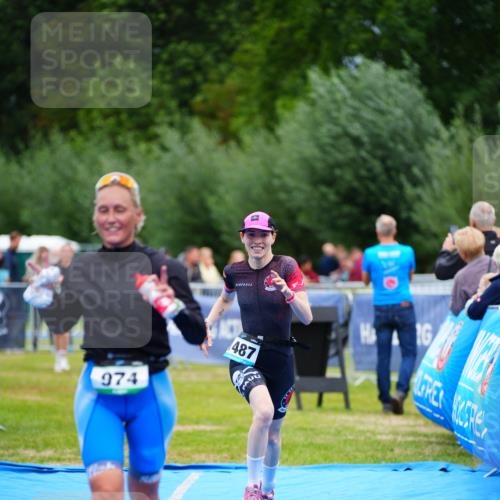 30.08.2026 - Elbe Triathlon Hamburg LAZAROV Photography http://msf.ph/oto/10064618 30.08.2026 12:06:19 Ziel 974, 1402, 1487 meine-sportfotos.de
