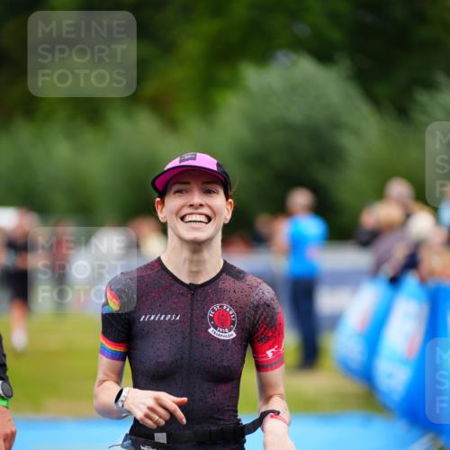 30.08.2026 - Elbe Triathlon Hamburg LAZAROV Photography http://msf.ph/oto/10064626 30.08.2026 12:06:21 Ziel 974, 1402, 1487, 1493 meine-sportfotos.de