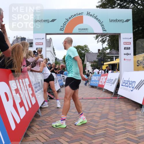 30.08.2026 - Blankeneser Heldenlauf Lena Gebhardt http://msf.ph/oto/10064631 30.08.2026 12:45:59 Ziel 4018, 4019, 4053 meine-sportfotos.de