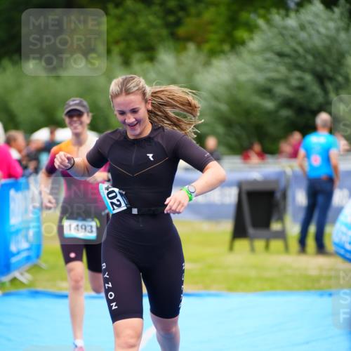 30.08.2026 - Elbe Triathlon Hamburg LAZAROV Photography http://msf.ph/oto/10064634 30.08.2026 12:06:27 Ziel 1402, 1493, 1703 meine-sportfotos.de