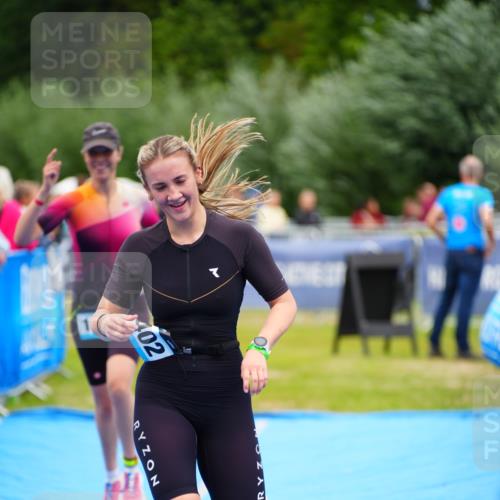 30.08.2026 - Elbe Triathlon Hamburg LAZAROV Photography http://msf.ph/oto/10064636 30.08.2026 12:06:27 Ziel 1402, 1493, 1703 meine-sportfotos.de