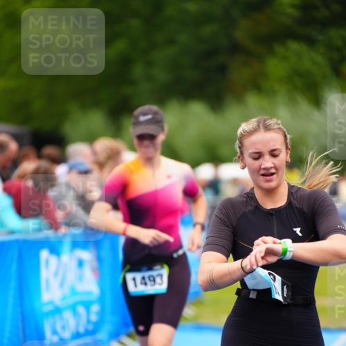 30.08.2026 - Elbe Triathlon Hamburg LAZAROV Photography http://msf.ph/oto/10064638 30.08.2026 12:06:28 Ziel 1402, 1493, 1703 meine-sportfotos.de