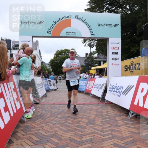 30.08.2026 - Blankeneser Heldenlauf Lena Gebhardt http://msf.ph/oto/10064639 30.08.2026 12:46:03 Ziel 4018, 4019, 4053 meine-sportfotos.de