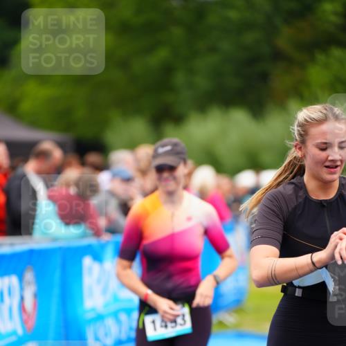 30.08.2026 - Elbe Triathlon Hamburg LAZAROV Photography http://msf.ph/oto/10064640 30.08.2026 12:06:28 Ziel 1402, 1493, 1703 meine-sportfotos.de