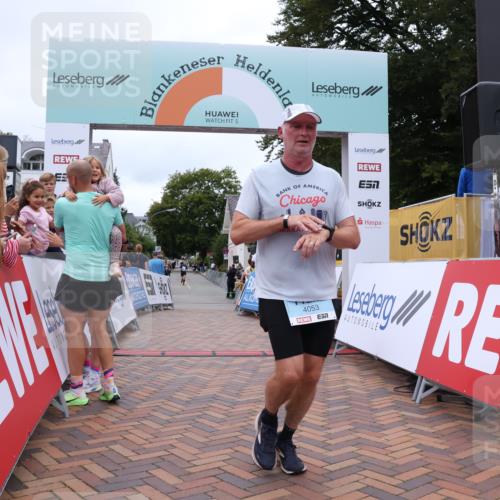 30.08.2026 - Blankeneser Heldenlauf Lena Gebhardt http://msf.ph/oto/10064646 30.08.2026 12:46:04 Ziel 4018, 4019, 4053 meine-sportfotos.de