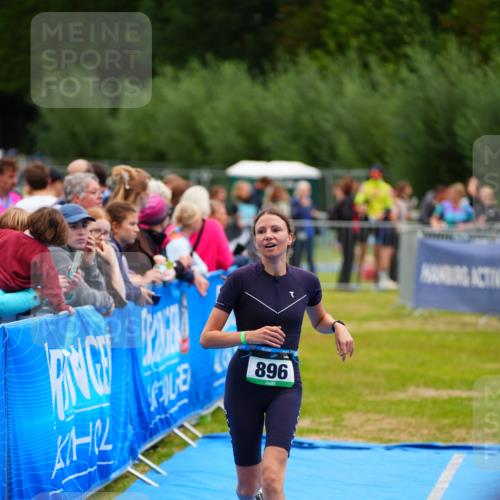 30.08.2026 - Elbe Triathlon Hamburg LAZAROV Photography http://msf.ph/oto/10064692 30.08.2026 12:06:58 Ziel 896, 1513, 1610 meine-sportfotos.de