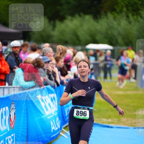 30.08.2026 - Elbe Triathlon Hamburg LAZAROV Photography http://msf.ph/oto/10064698 30.08.2026 12:06:59 Ziel 896, 1513, 1610 meine-sportfotos.de